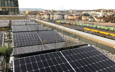 Photovoltaik-Anlage auf dem Dach eines SBB- Gebäude in Renens (VD)